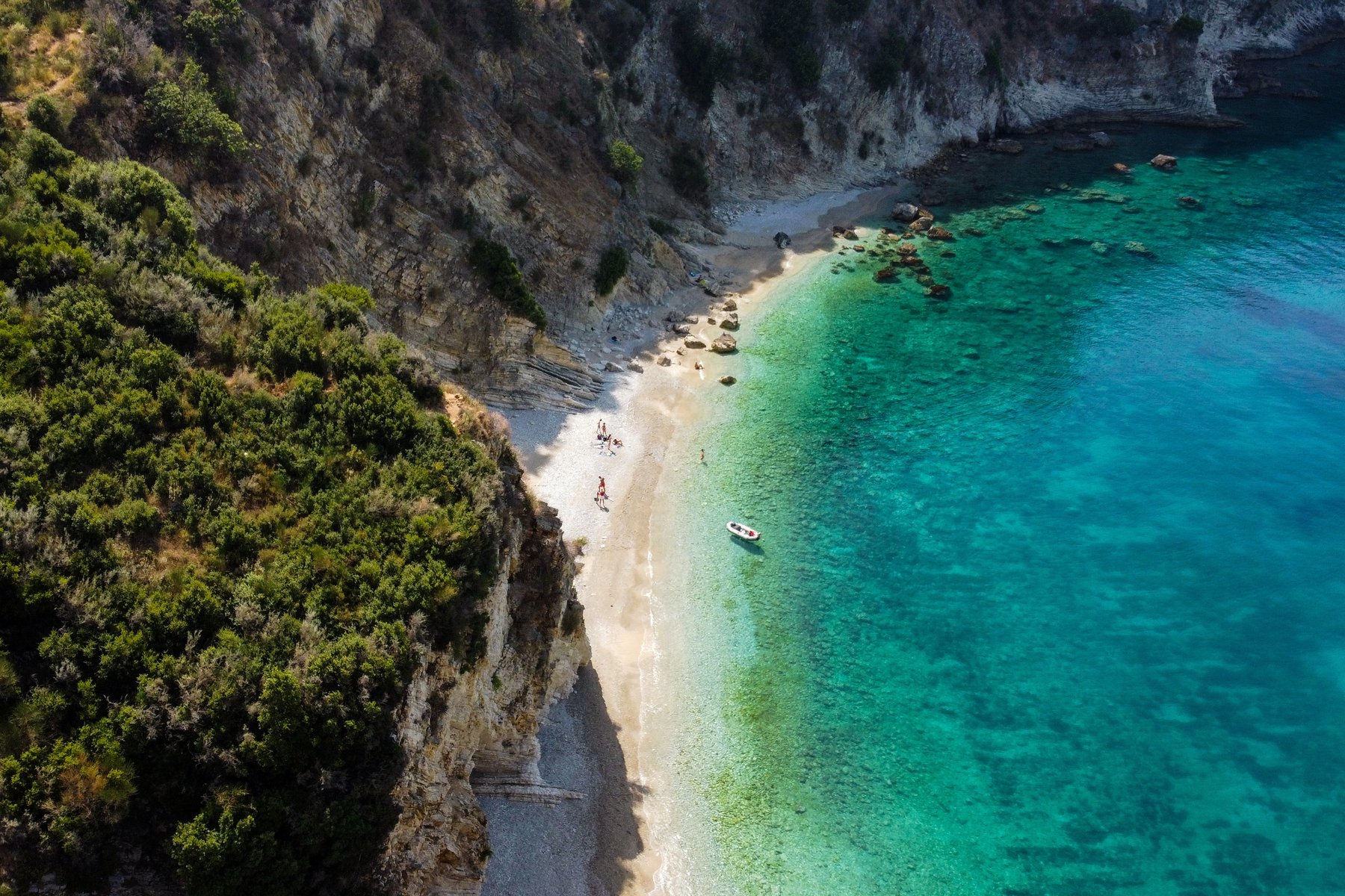 Du åker båt till Filikuristranden vid Albaniens kust