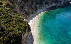 Du åker båt till Filikuristranden vid Albaniens kust