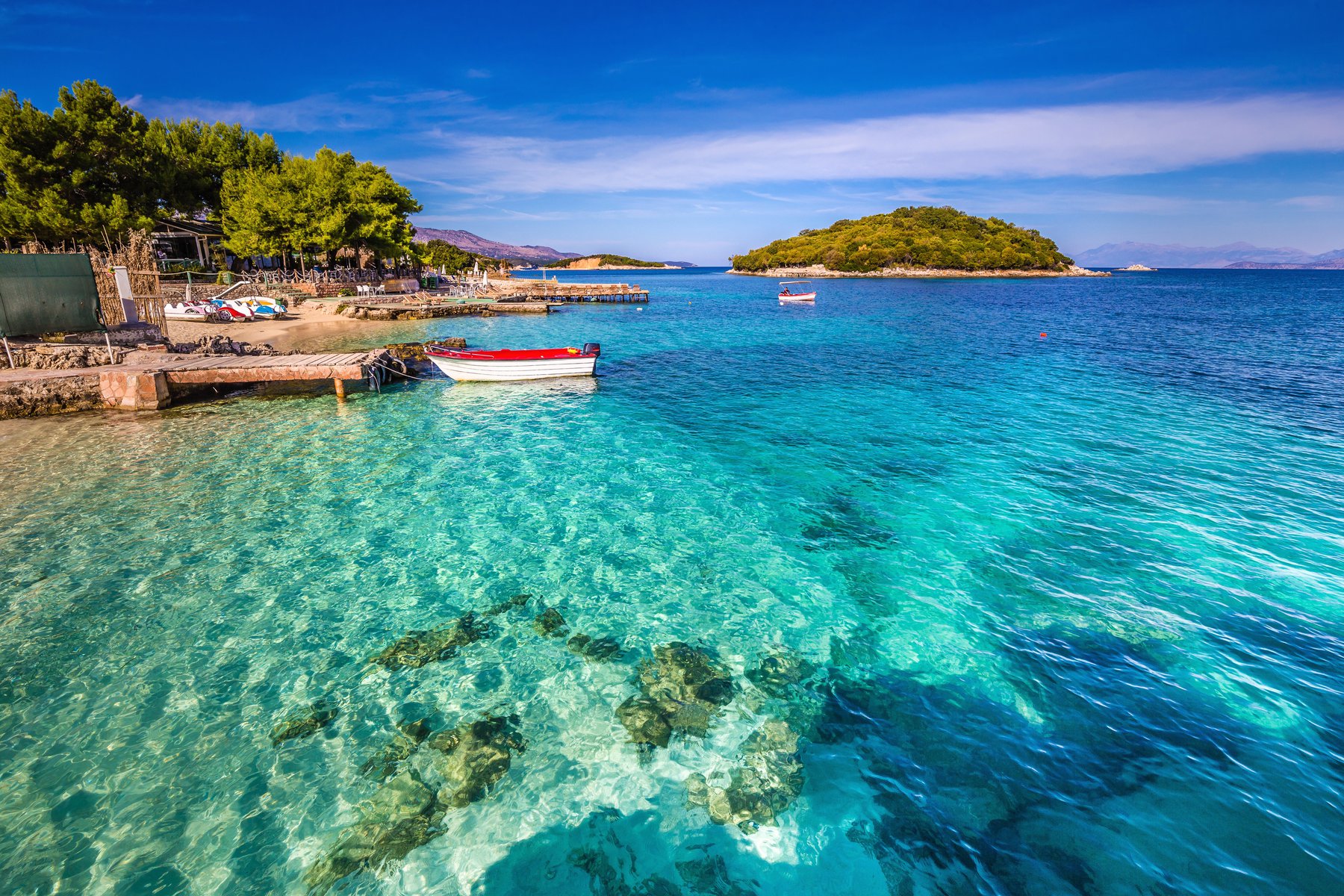 Den vackra kusten vid Saranda i Albanien