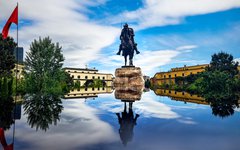 Det centrala och historiska Skanderbegtorget i Tirana