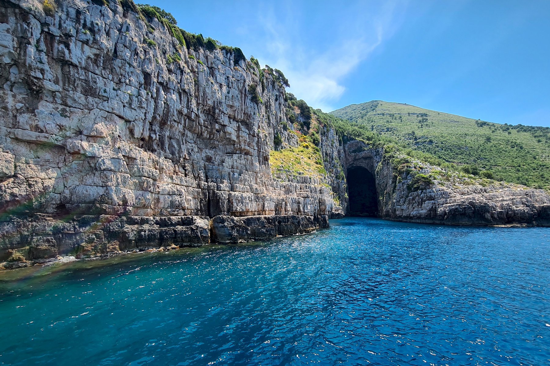 Du färdas med båt in i den enorma piratgrottan vid Karaburunhalvön