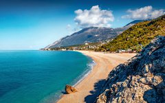 Passa på och besök stranden vid Dhërmi