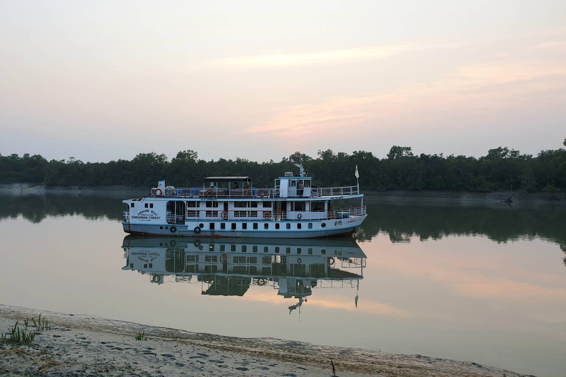 Båten som du bor på när gruppen färdas genom Sundarban i Bangladesh