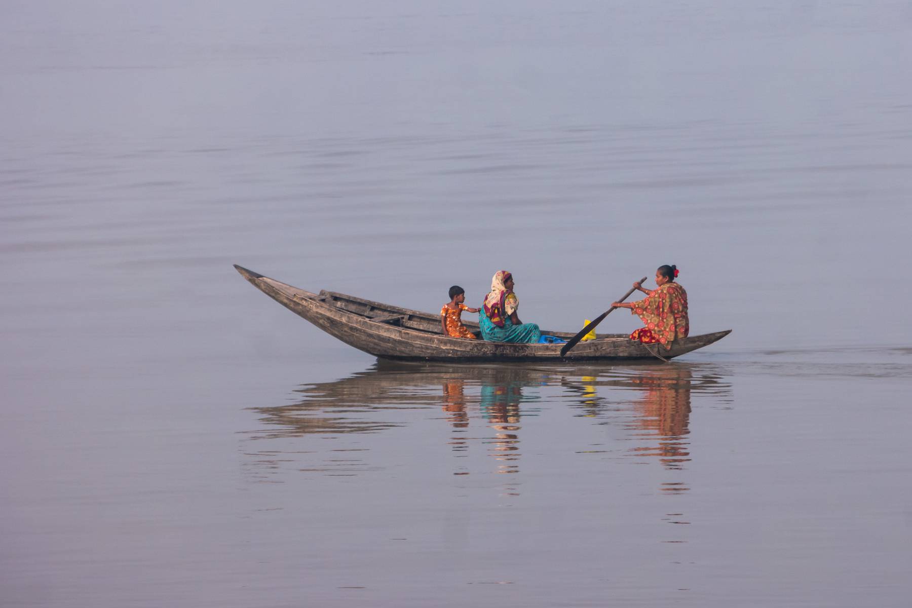 En ensam båt under färden i Sundarban, Bangladesh