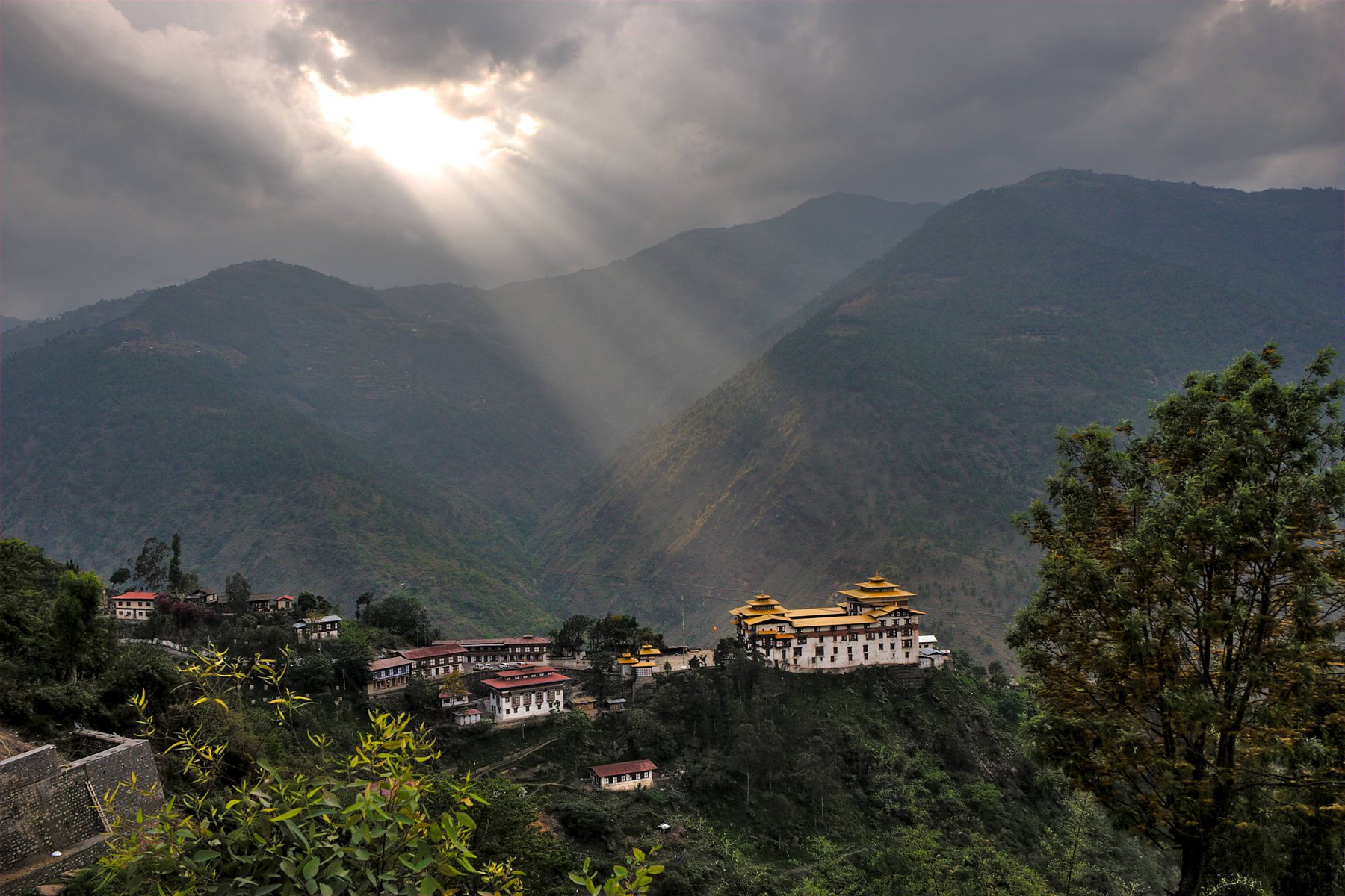 Du besöker fantastiska Trashigang dzong