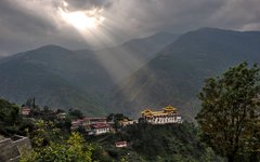 Du besöker fantastiska Trashigang dzong
