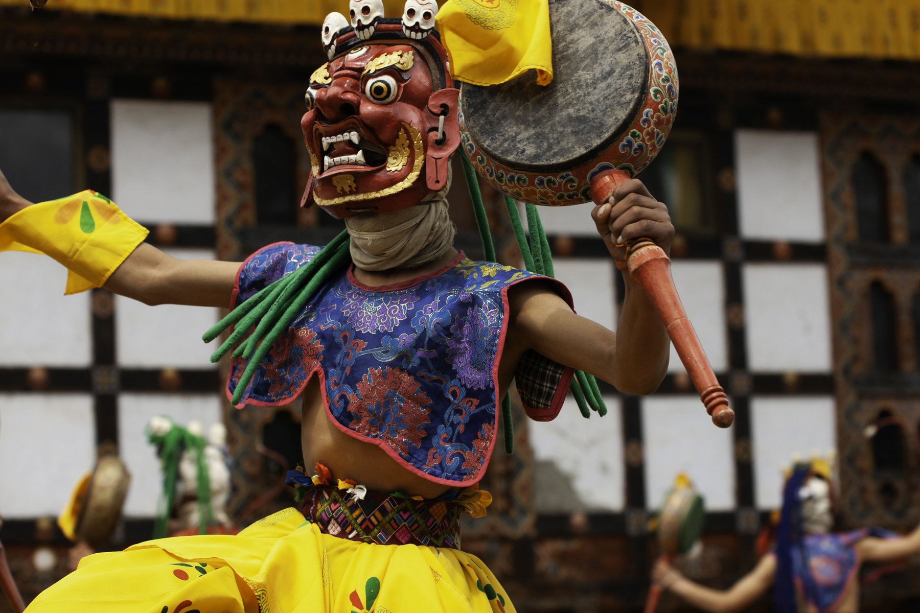 Du får njuta av maskdans under festivalen i östra Bhutan