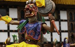 Du får njuta av maskdans under festivalen i östra Bhutan