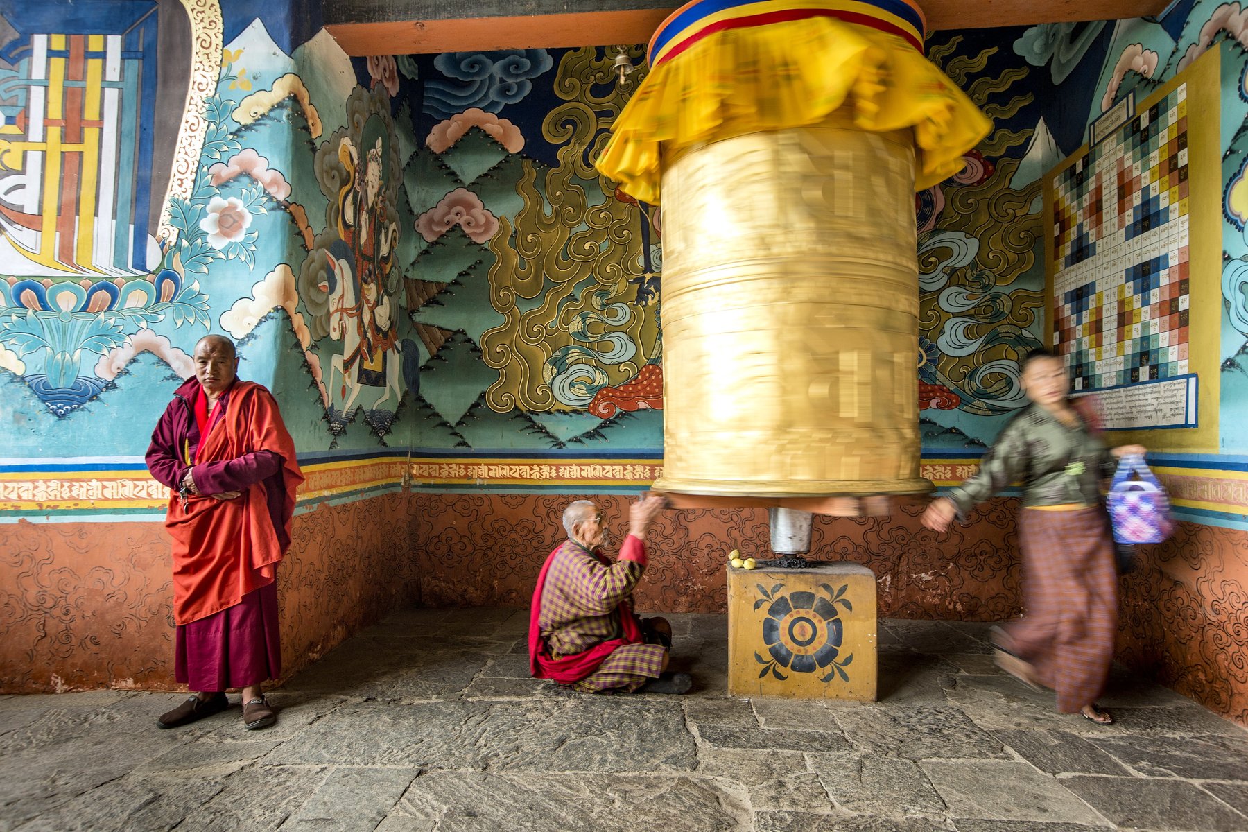 Buddhismen gör sig påmind överallt under resan i östra Bhutan
