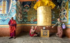 Buddhismen gör sig påmind överallt under resan i östra Bhutan