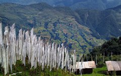 Vackert böljande landskap och böneflaggor vid Trashigang