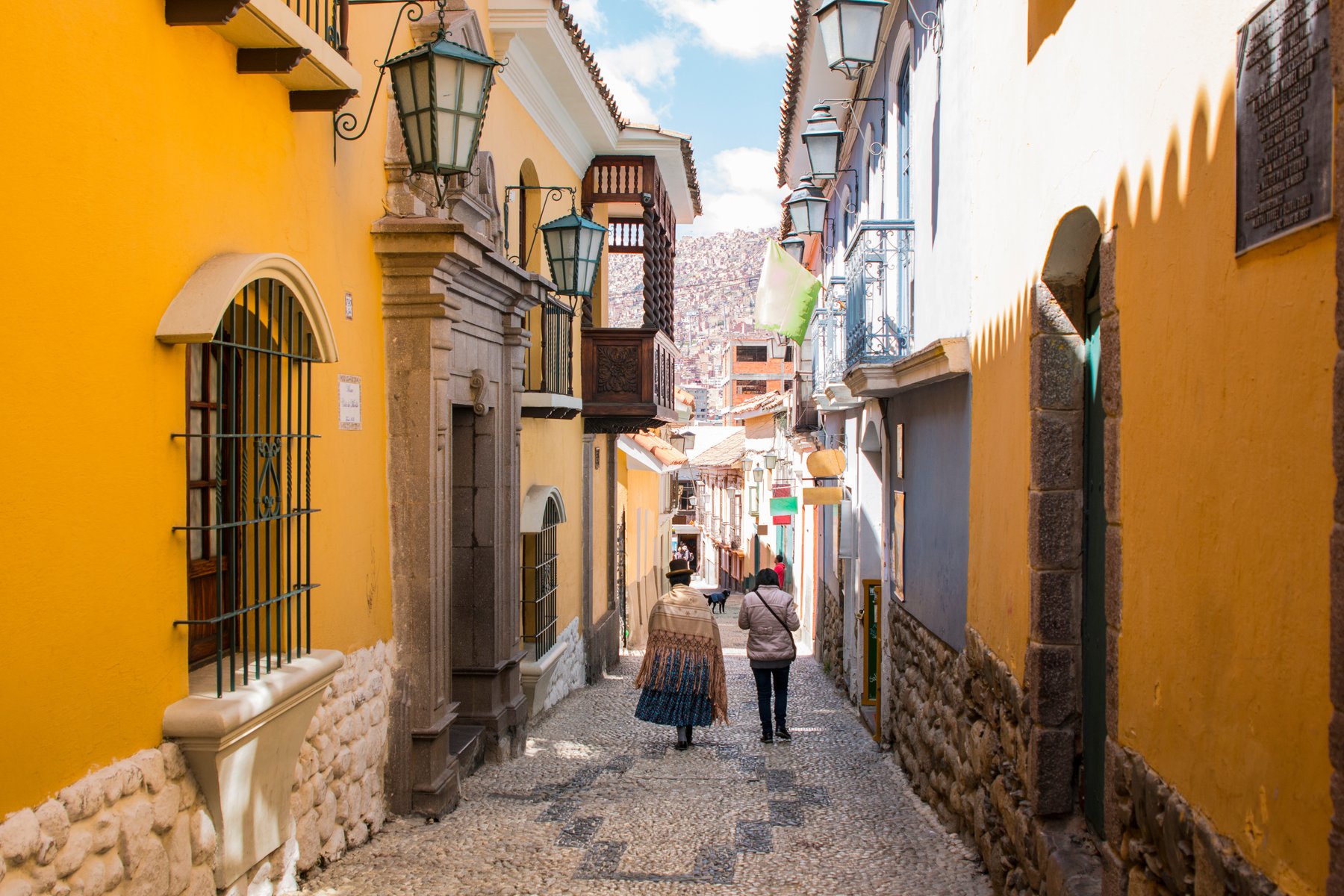 Du promenerar genom de gamla kvarteren i La Paz
