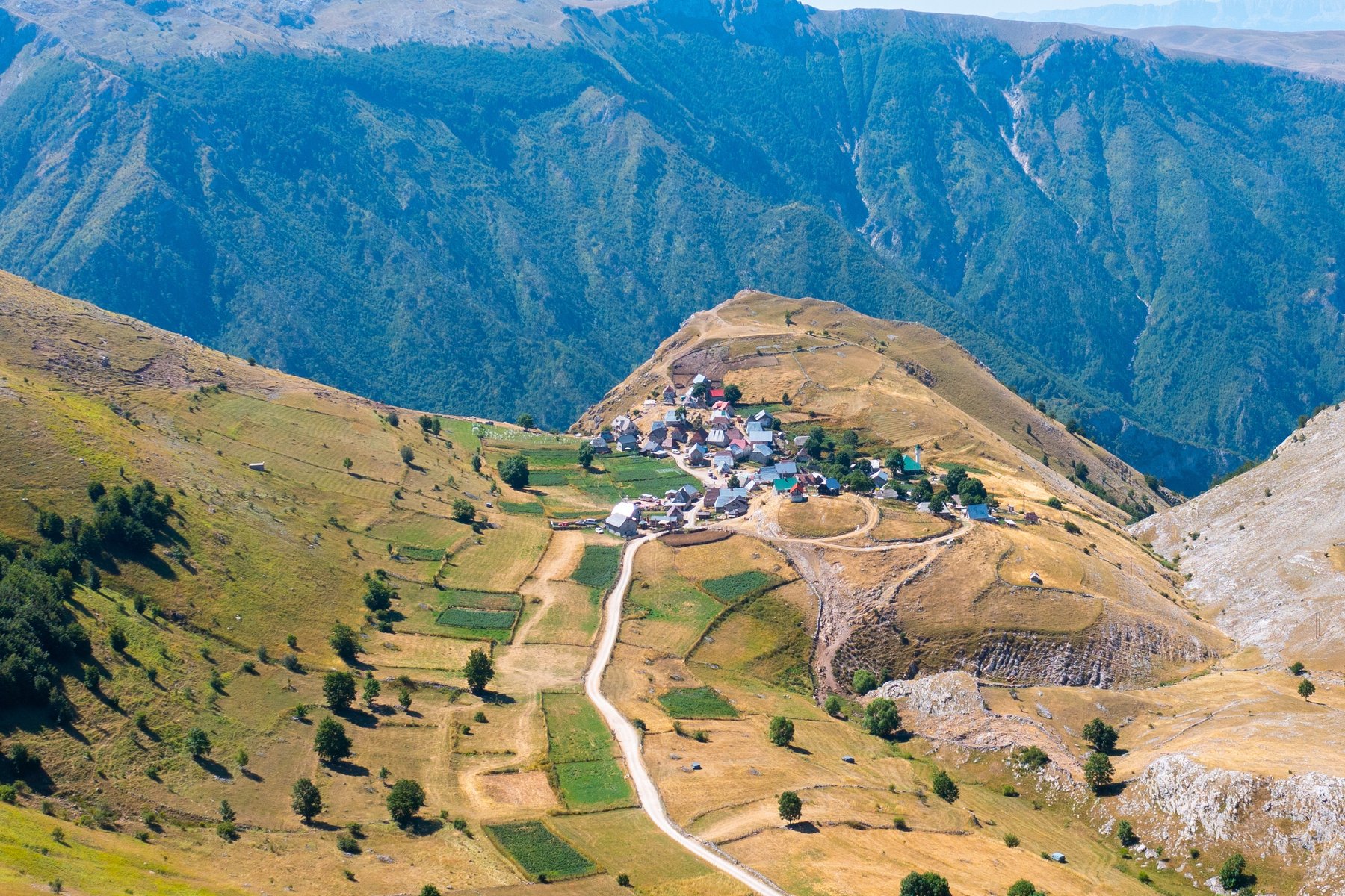Du besöker bergsbyn Lukomir i Bosnien