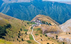 Du besöker bergsbyn Lukomir i Bosnien