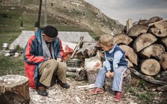 Två olika generationer täljer i bergsbyn Lukomir