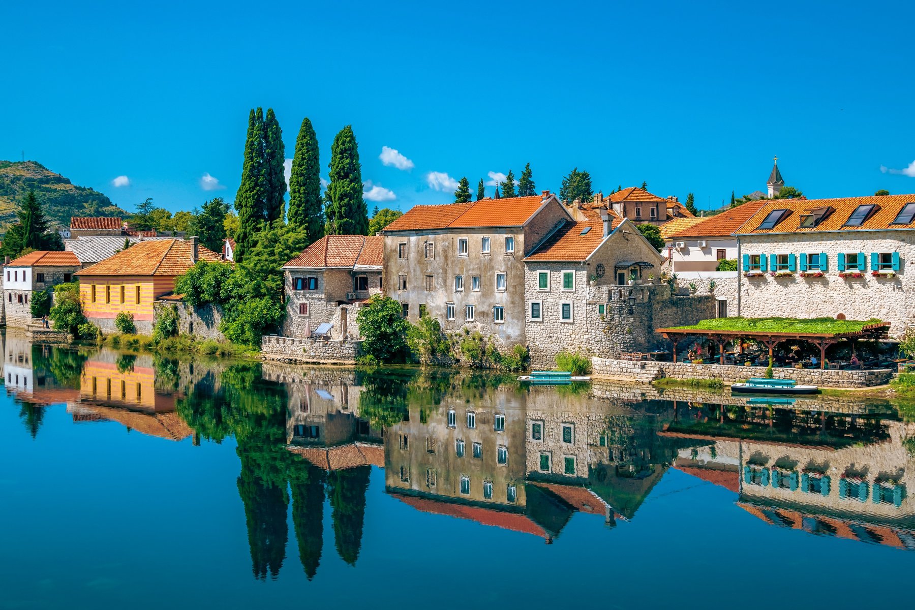Du besöker den charmiga staden Trebinje