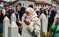 Under resan blir du ofta påmind om kriget och folkmordet i Srebrenica