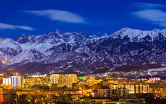 Mäktiga berg vaktar över Almaty