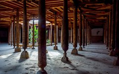 Vackra träpelare i Juma moskéen i Chiva