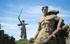 Känn dig som i jättelandet Brobdingnag vid en av världens största statyer ”Fosterlandet kallar”, Volgograd