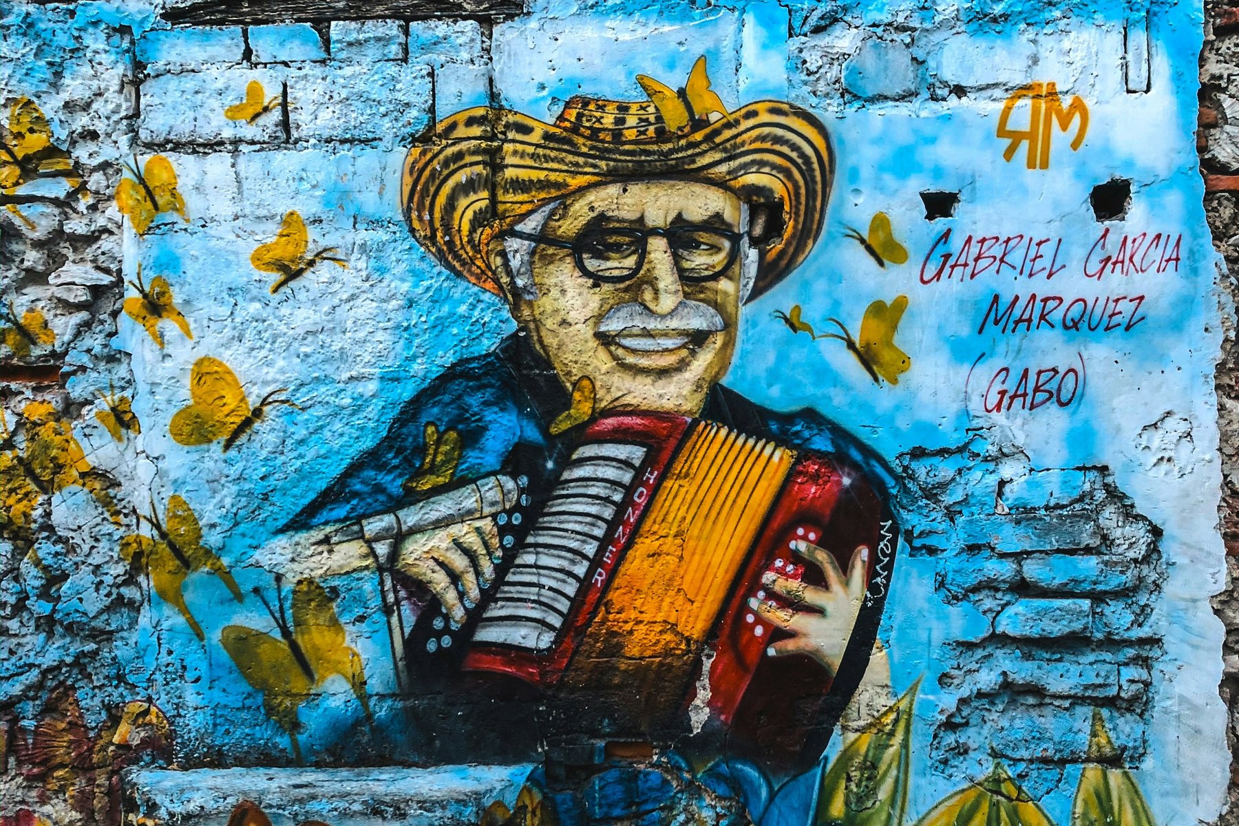 Du ser flera muralmålningar av Gabriel García Márquez