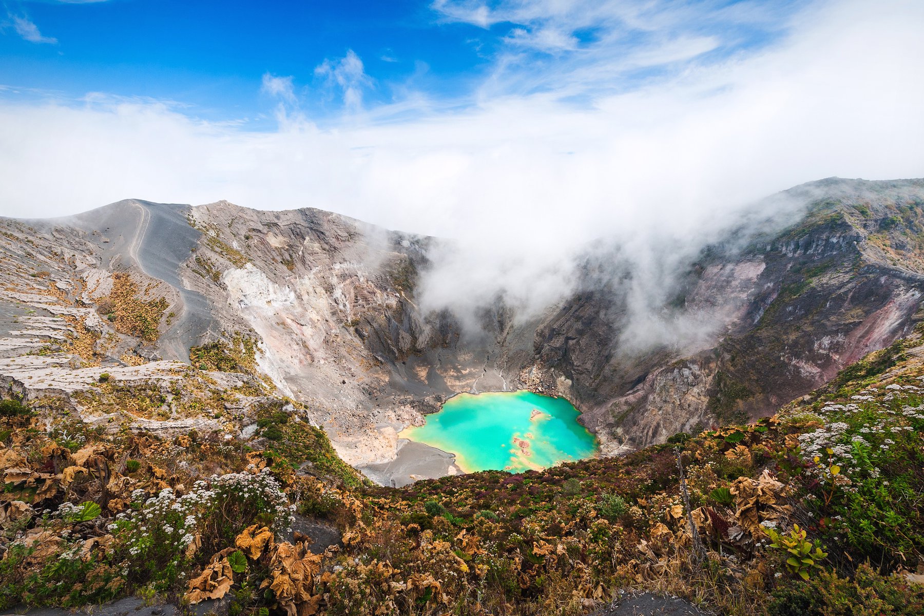 Du besöker vulkanen Irazú och dess smaragdgröna kratersjö