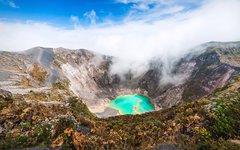 Du besöker vulkanen Irazú och dess smaragdgröna kratersjö