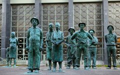 Bronsskulpturerna Los Presentes utanför centralbanken i huvudstaden