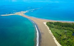 Under resan genom Costa Rica bor du vid stranden som ser ut som en valfena