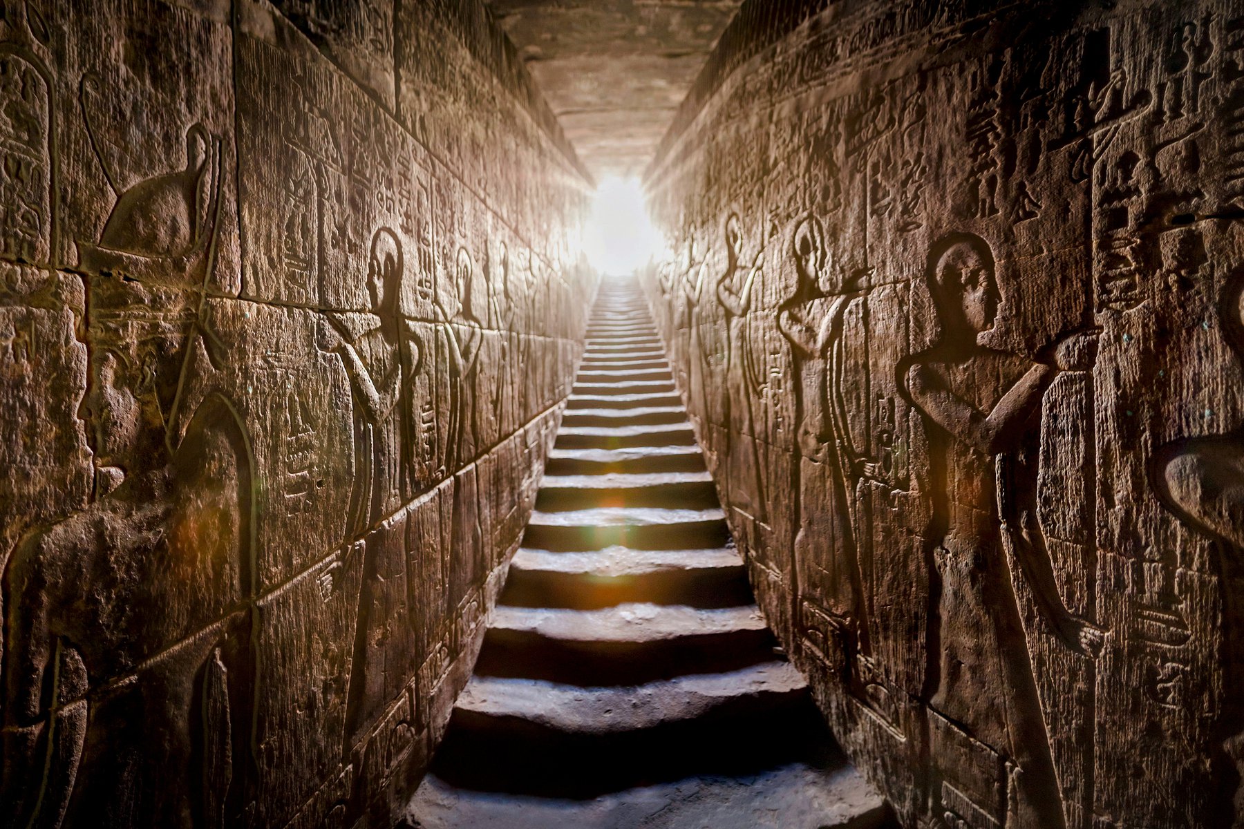 Du studerar hieroglyfer vid det mäktiga templet vid Edfu