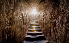 Du studerar hieroglyfer vid det mäktiga templet vid Edfu