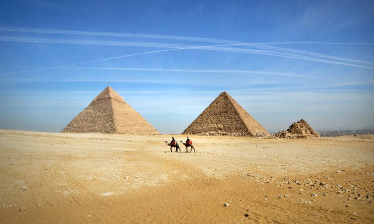 De mäktiga pyramiderna vid Giza