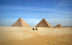 De mäktiga pyramiderna vid Giza