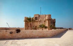 Citadellet i Qaitbay är byggt på den plats där Fyrtornet på Faros en gång stod