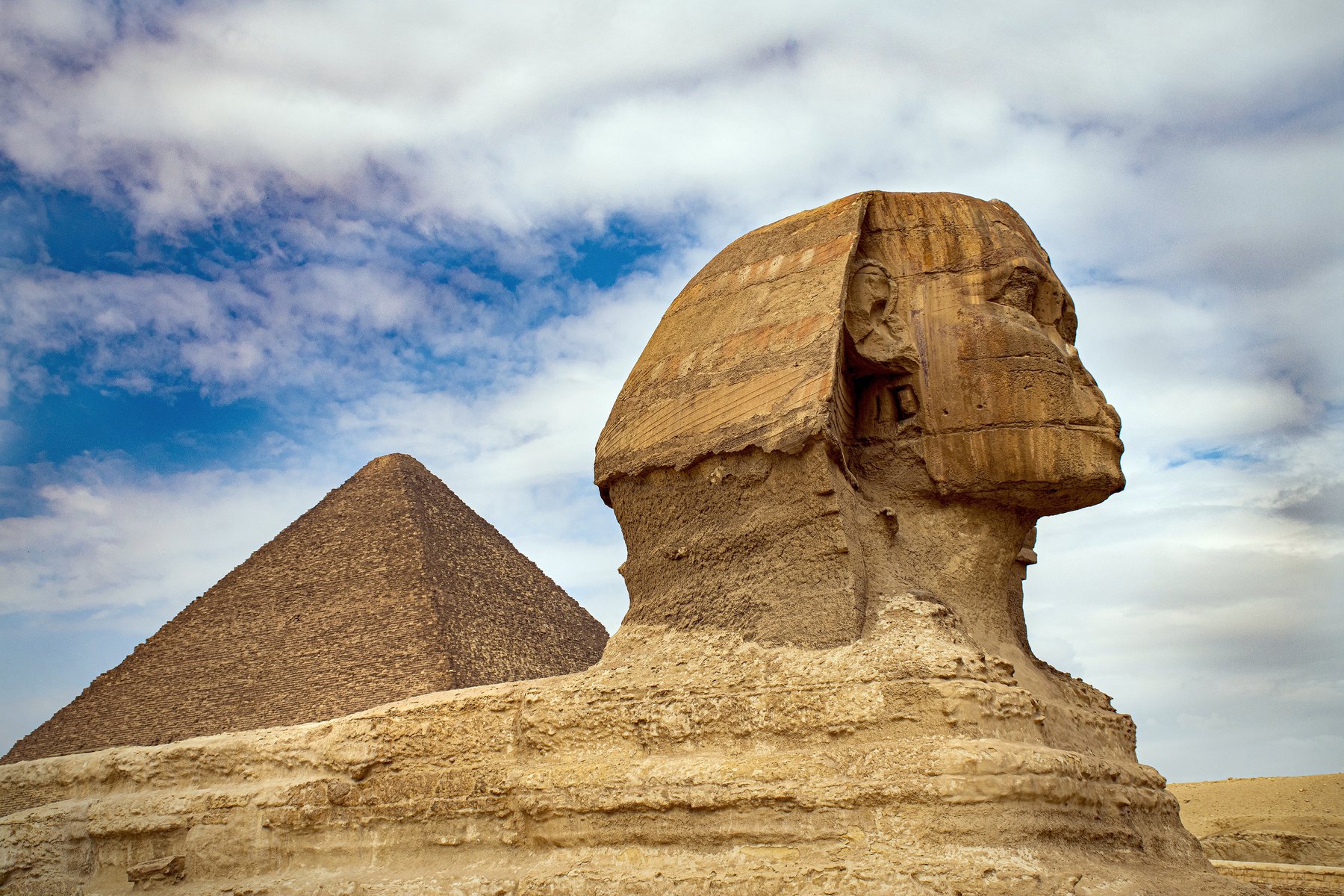 Den mäktiga Sfinxen vid pyramiderna i Giza