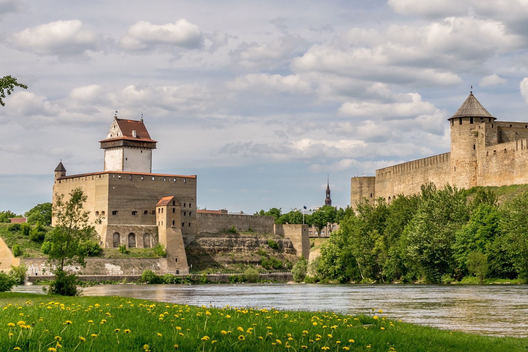 Mäktiga borgen i Narva