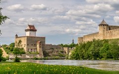 Mäktiga borgen i Narva