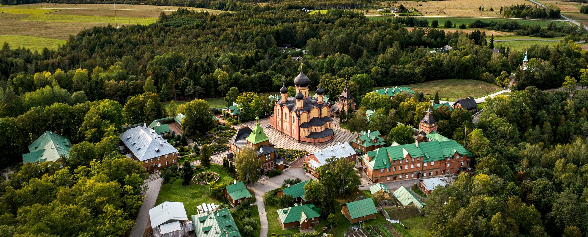 Under din resa genom Baltikum besöker du nunneklostret Puhtitsa