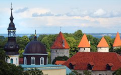 Tallinn med sina medeltida murar och torn