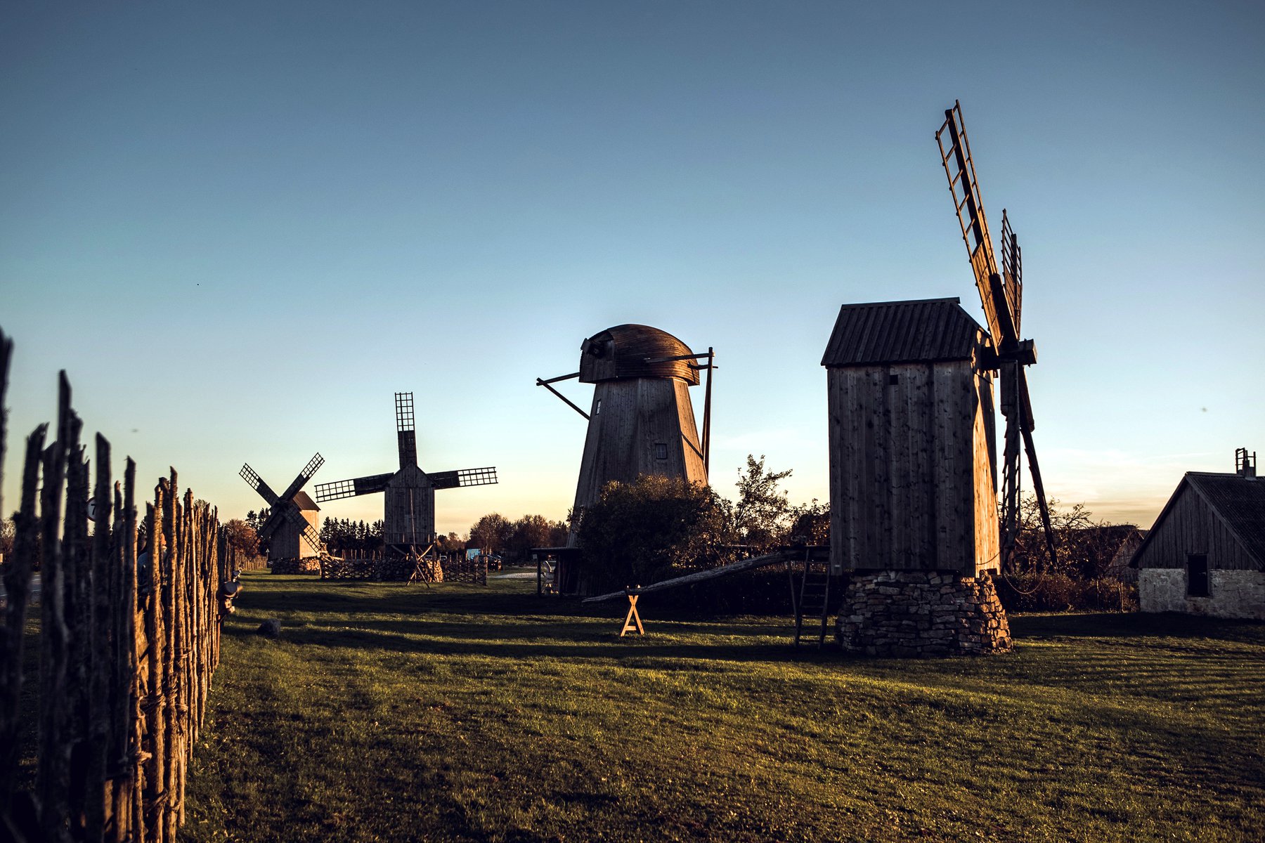 Det vimlar av väderkvarnar på ön Ösel (Saaremaa)