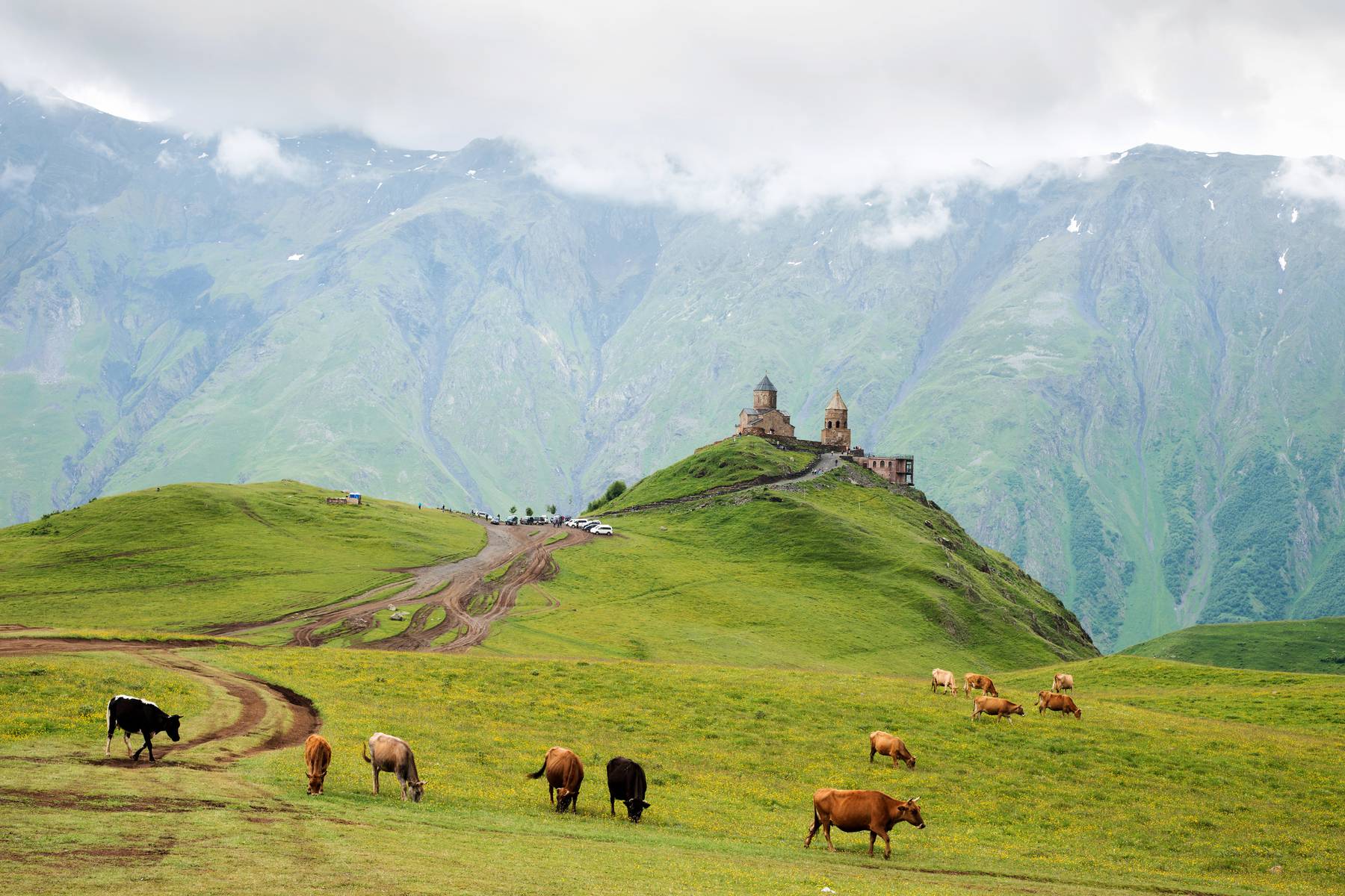 Enastående vyer över Gergetikyrkan med berget Kazbek i bakgrunden