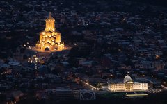 Ett upplyst Tbilisi nattetid