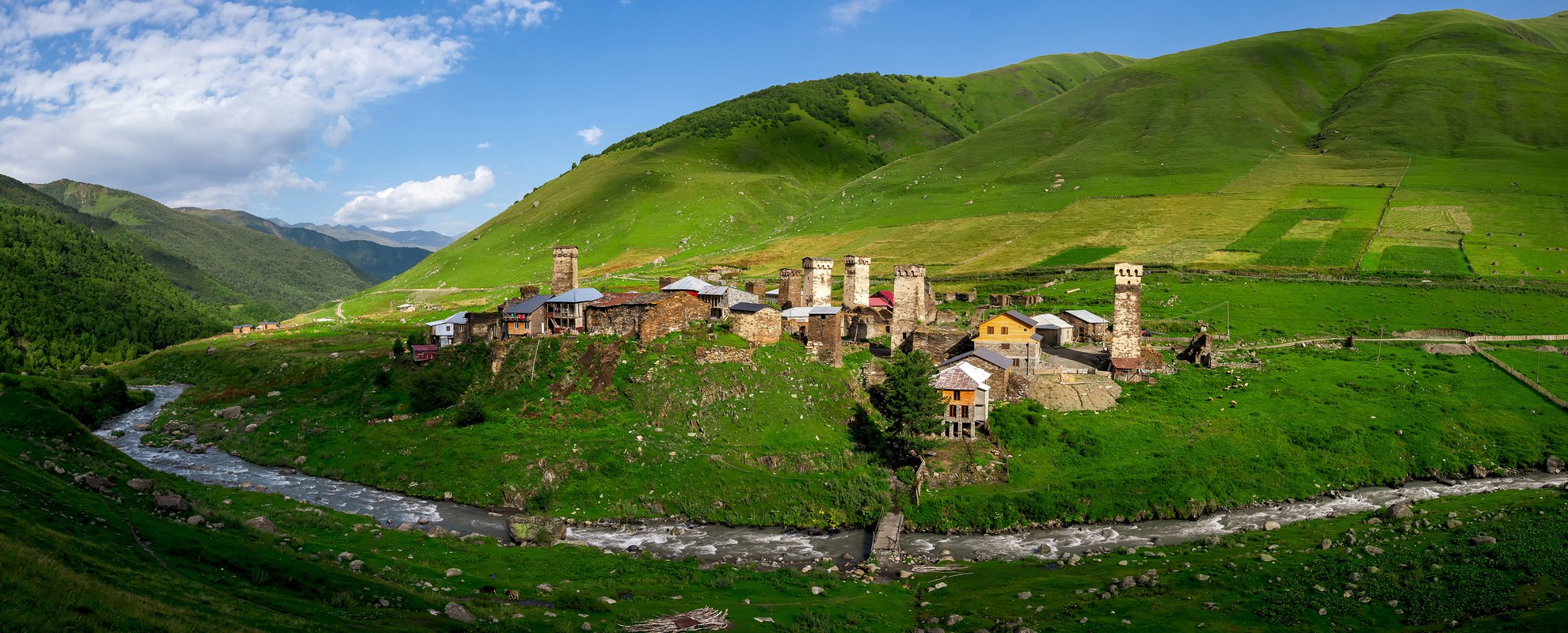 Du besöker den bedårande byn Ushguli under resan i Georgien