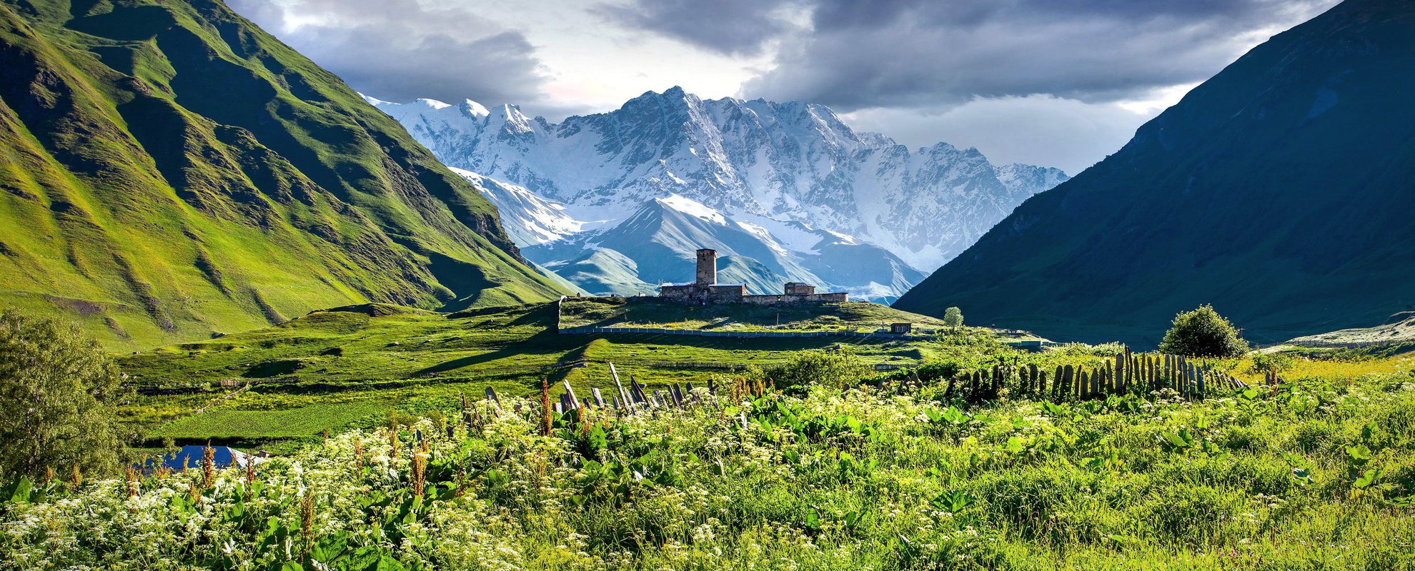 Du besöker det fantastiska bergsområdet Svaneti