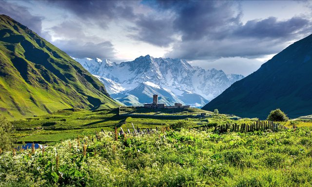 Du besöker det fantastiska bergsområdet Svaneti