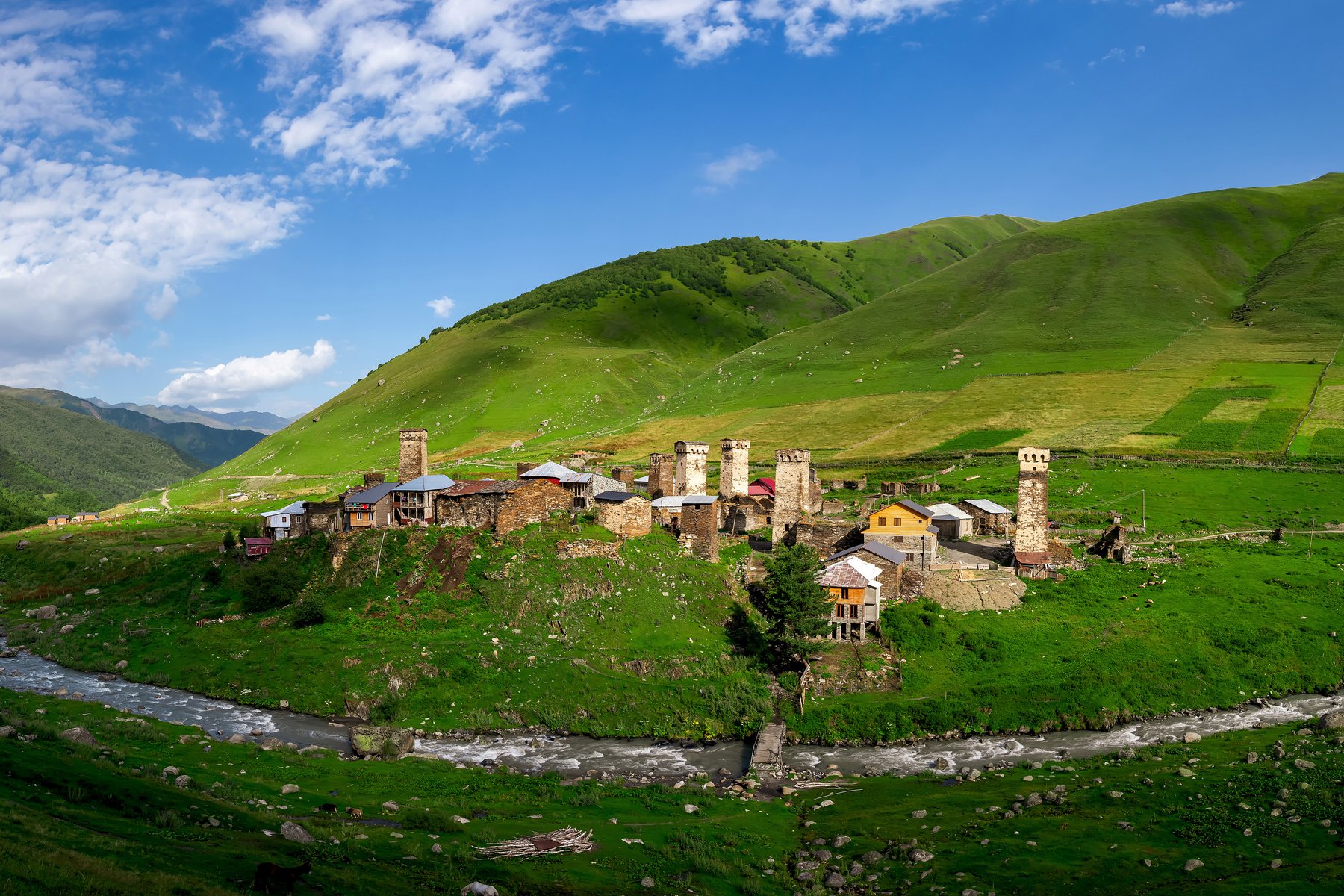 Du besöker den bedårande byn Ushguli under resan i Georgien