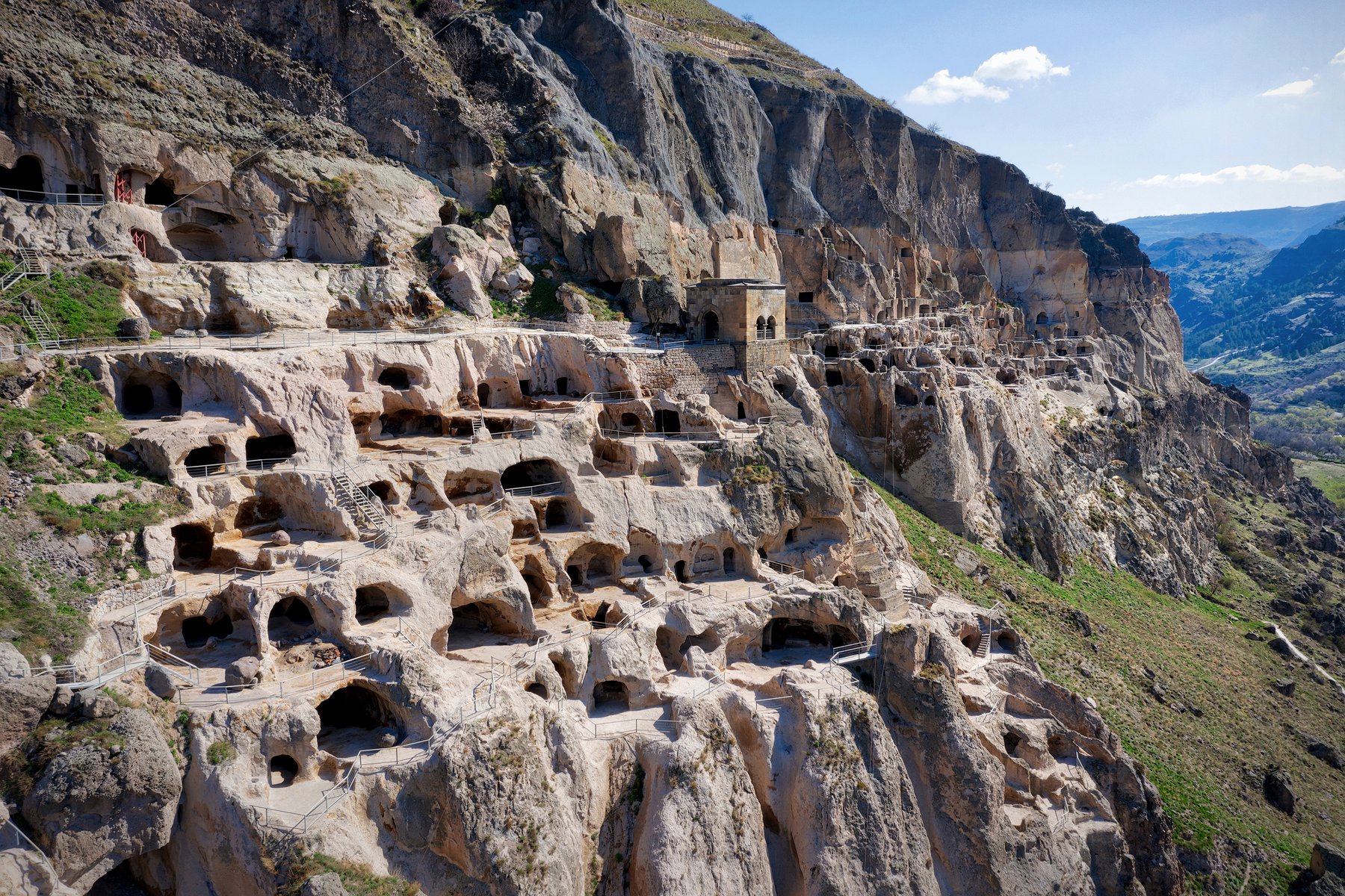 Du besöker den 1000 år gamla klippstaden Vardzia