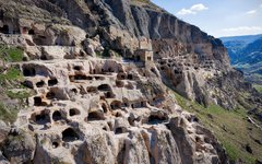 Du besöker den 1000 år gamla klippstaden Vardzia