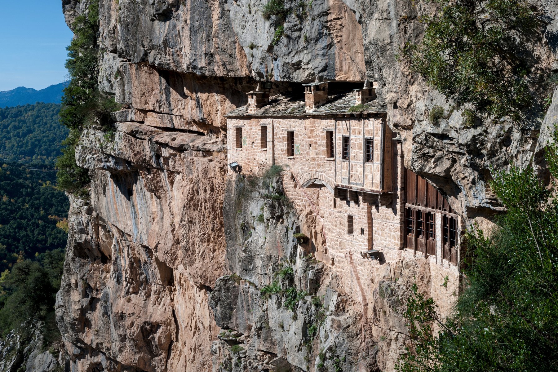 Klippklostret Kipina är en av många höjdpunkter på resan