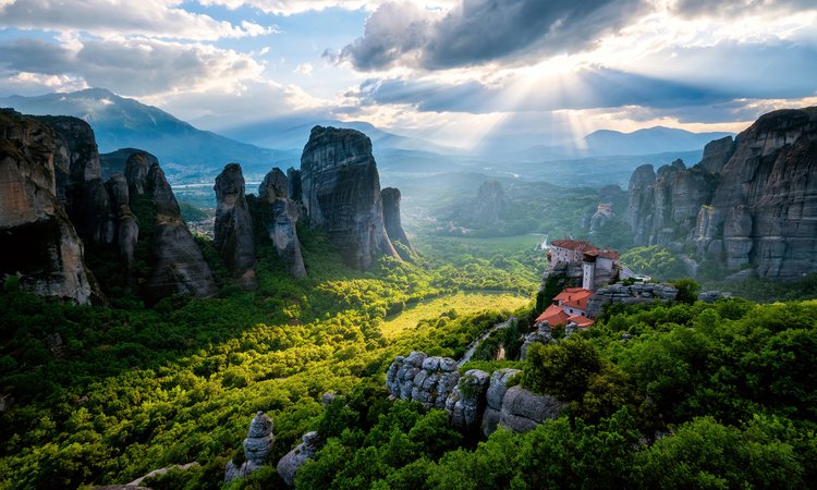 Du besöker det fantastiska världsarvet Meteora